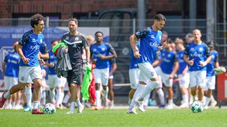 25.07.2026, Hänsch-Arena, B-Platz, Meppen, GER, 3. Liga, Testspiel: SV Meppen vs U23 Schalke 04, Meppens Spieler, Niclas Nadj (SV Meppen 40) und Jonas Fedl (SV Meppen 5) machen sich warm DFL REGULATIONS PROHIBIT ANY USE OF PHOTOGRAPHS AS IMAGE SEQUENCES AND OR QUASI-VIDEO. Meppen Niedersachsen Niederlande Hänsch-Arena, B-Platz *** July 25, 2026, Hänsch Arena, Field B, Meppen, GER, 3rd Division, Friendly Match: SV Meppen vs. Schalke 04 U23, Meppen players Niclas Nadj (SV Meppen 40) and Jonas Fedl (SV Meppen 5) are warming up. DFL REGULATIONS PROHIBIT ANY USE OF PHOTOGRAPHS AS IMAGE SEQUENCES AND OR QUASI-VIDEO. Meppen, Lower Saxony, Netherlands, Hänsch Arena, Field B