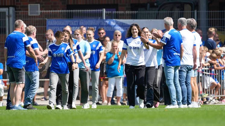 25.07.2026, Hänsch-Arena, B-Platz, Meppen, GER, 3. Liga, Testspiel: SV Meppen vs U23 Schalke 04, in neuen Trikots: die Frauen des SVM und die legendären Spieler der damaligen 2. Liga DFL REGULATIONS PROHIBIT ANY USE OF PHOTOGRAPHS AS IMAGE SEQUENCES AND OR QUASI-VIDEO. Meppen Niedersachsen Niederlande Hänsch-Arena, B-Platz *** July 25, 2026, Hänsch Arena, Field B, Meppen, GER, 3rd Division, Friendly Match: SV Meppen vs. Schalke 04 U23, the SVM women’s team and the legendary players from the former 2. Bundesliga in their new jerseys. DFL REGULATIONS PROHIBIT ANY USE OF PHOTOGRAPHS AS IMAGE SEQUENCES AND OR QUASI-VIDEO. Meppen, Lower Saxony, Netherlands, Hänsch Arena, Field B