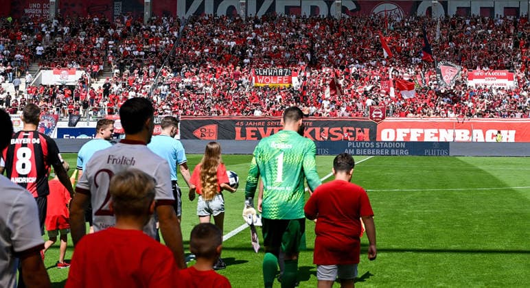25.07.2026, xpsx, Fussball Testspiel, Kickers Offenbach - Bayer 04 Leverkusen v.l. choreo fans zuschauer leverkusen offenbach banner (DFL DFB REGULATIONS PROHIBIT ANY USE OF PHOTOGRAPHS as IMAGE SEQUENCES and or QUASI-VIDEO) emspor Offenbach *** July 25, 2026, xpsx, soccer friendly match, Kickers Offenbach vs. Bayer 04 Leverkusen, fan choreography, spectators, Leverkusen, Offenbach, banners, DFL, DFB. REGULATIONS PROHIBIT ANY USE OF PHOTOGRAPHS AS IMAGE SEQUENCES AND OR QUASI-VIDEO. emspor Offenbach
