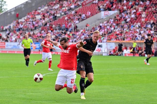 25.07.2026; Essen; Fussball, Herren, Saison 2026 2027, Testspiel Rot-Weiss Essen vs. Borussia Moenchengladbach Zweikampf zwischen v. li. Jose Enrique Rios Alonso (Essen), Isac Lidberg (Gladbach) DFL regulations prohibit any use of photographs as image sequences and or quasi-video. Stadion an der Hafenstrasse NRW Deutschland *** July 25, 2026 Essen Soccer, Men s, 2026–2027 season, Friendly Match: Rot-Weiss Essen vs. Borussia Mönchengladbach. Tackle between (from left) Jose Enrique Rios Alonso (Essen) and Isac Lidberg (Gladbach). DFL regulations prohibit any use of photographs as image sequences and or quasi-video. Stadion an der Hafenstrasse, North Rhine-Westphalia, Germany