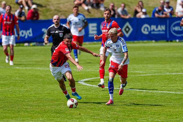 Oualid Mhamdi (1. FC Heidenheim, 22), Albert Gronbaek (Hamburger SV, 11) AUT, Hamburger SV vs. 1. FC Heidenheim, Fussball, Testspiel, Saison 2026 2027, 25.07.2026 AUT, Hamburger SV vs. 1. FC Heidenheim, Fussball, Testspiel, Saison 2026 2027, 25.07.2026 Kematen *** Oualid Mhamdi, 1 FC Heidenheim, 22; Albert Gronbaek, Hamburger SV, 11 AUT; Hamburger SV vs. 1 FC Heidenheim, soccer, friendly match, 2026–2027 season, July 25, 2026, AUT, Hamburger SV vs. 1 FC Heidenheim, soccer, friendly match, 2026–2027 season, July 25, 2026, Kematen Copyright: xEibner-Pressefoto MarcelxvonxFehrnx EP_MFN