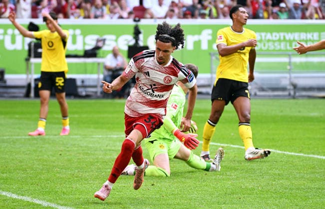 Fussball, 3. Liga, Deutschland, Herren, Saison 2026 2027, Testspiel, Merkur-Spiel-Arena Düsseldorf, Fortuna Düsseldorf - Borussia Dortmund 2:1; Jubel Anas Slimani (F95) nach seinem Tor zum 2:1. Jubel, Freude, Aktion. *** Soccer, 3rd Division, Germany, Men s, 2026–2027 Season, Friendly Match, Merkur Spiel Arena Düsseldorf, Fortuna Düsseldorf vs. Borussia Dortmund 2–1: Anas Slimani (F95) celebrates after scoring the goal that made it 2–1; celebration, joy, action