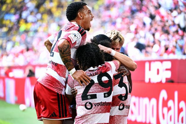 Fussball, 3. Liga, Deutschland, Herren, Saison 2026 2027, Testspiel, Merkur-Spiel-Arena Düsseldorf, Fortuna Düsseldorf - Borussia Dortmund 2:1; Jubel Anas Slimani (F95) nach seinem Tor zum 2:1, zusammen mit Steven van der Sloot (F95). Jubel, Freude, Aktion. *** Soccer, 3rd Division, Germany, Men s, 2026–2027 season, Friendly match, Merkur Spiel Arena Düsseldorf, Fortuna Düsseldorf vs. Borussia Dortmund 2–1: Anas Slimani (F95) celebrates after scoring the goal to make it 2–1, alongside Steven van der Sloot (F95); celebration, joy, action