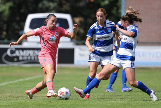 v.li.: Wiktoria Zieniewicz (SV Werder Bremen, 3), Mare Westerink (PEC Zwolle, 3) und Jasmijn Dijsselhof (PEC Zwolle, 2) im Zweikampf, Duell, Dynamik, Aktion, Action, Spielszene, 25.07.2026, Hattemerbroek (Niederlande), Fussball, Testspiel Frauen, PEC Zwolle - SV Werder Bremen *** From left: Wiktoria Zieniewicz (SV Werder Bremen), 3; Mare Westerink (PEC Zwolle), 3; and Jasmijn Dijsselhof (PEC Zwolle), 2, in a one-on-one battle, duel, dynamic play, action, game scene, July 25, 2026, Hattemerbroek, Netherlands, soccer, women’s friendly, PEC Zwolle vs. SV Werder Bremen xobx
