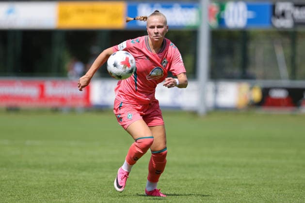 Isabella Jaron (SV Werder Bremen, 11) am Ball, Freisteller, Einzelbild, Ganzkörper, Aktion, Action, Spielszene, 25.07.2026, Hattemerbroek (Niederlande), Fussball, Testspiel Frauen, PEC Zwolle - SV Werder Bremen *** Isabella Jaron, SV Werder Bremen, No. 11 with the ball, isolated shot, single frame, full body, action, game scene, July 25, 2026, Hattemerbroek, Netherlands, soccer, women s friendly match, PEC Zwolle vs. SV Werder Bremen xobx