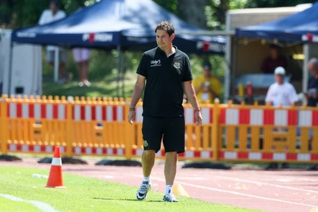 Chef-Trainer Argirios Giannikis (1. FC Saarbruecken), FC Augsburg vs. 1. FC Saarbruecken, Fussball, 1. Bundesliga, Testspiel, Saison 2026 27, 25.07.2026 Kaufbeuren Bayern Deutschland *** Head Coach Argirios Giannikis, 1 FC Saarbrücken; FC Augsburg vs. 1 FC Saarbrücken; Soccer; Bundesliga 1; Friendly Match; 2026–27 Season; July 25, 2026; Kaufbeuren, Bavaria, Germany Copyright: xkolbert-press ChristianxKolbertx