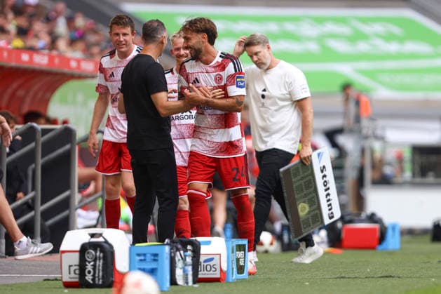 Trainer Alexander Ende (Fortuna Düsseldorf) und Fabian Schleusener (Fortuna Düsseldorf) klatschen sich ab waehrend des Testspiels zwischen Fortuna Düsseldorf und Borussia Dortmund, Merkur Spiel-Arena am 25. July 2026 in Düsseldorf, Deutschland. (Foto von Oliver Kaelke DeFodi Images) +++ Trainer Alexander Ende (Fortuna Düsseldorf) und Fabian Schleusener (Fortuna Düsseldorf) shake hands during the friendly match between Fortuna Düsseldorf and Borussia Dortmund at Merkur Spiel-Arena on July 25, 2026 in Dusseldorf, Germany. (Photo by Oliver Kaelke DeFodi Images) (Photo by Oliver Kaelke DeFodi Images) - *** Fortuna Düsseldorf coach Alexander Ende and Fortuna Düsseldorf player Fabian Schleusener high-five each other during the friendly match between Fortuna Düsseldorf and Borussia Dortmund at the Merkur Spiel Arena on July 25, 2026, in Düsseldorf, Germany Photo by Oliver Kaelke, DeFodi Images Coach Alexander Ende of Fortuna Düsseldorf and Fabian Schleusener of Fortuna Düsseldorf shake hands during the friendly match between Fortuna Düsseldorf and Borussia Dortmund at Merkur Spiel Arena on July 25, 2026 in Düsseldorf, Germany Photo by Oliver Kaelke, DeFodi Images Photo by Oliver Kaelke, DeFodi Images