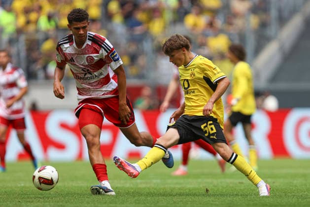 Jordi Paulina (Fortuna Düsseldorf) und Tom Faust (Borussia Dortmund) im Zweikampf waehrend des Testspiels zwischen Fortuna Düsseldorf und Borussia Dortmund, Merkur Spiel-Arena am 25. July 2026 in Düsseldorf, Deutschland. (Foto von Oliver Kaelke DeFodi Images) +++ Jordi Paulina (Fortuna Düsseldorf) und Tom Faust (Borussia Dortmund) battle for the ball during the friendly match between Fortuna Düsseldorf and Borussia Dortmund at Merkur Spiel-Arena on July 25, 2026 in Dusseldorf, Germany. (Photo by Oliver Kaelke DeFodi Images) (Photo by Oliver Kaelke DeFodi Images) - *** Jordi Paulina of Fortuna Düsseldorf and Tom Faust of Borussia Dortmund battle for the ball during the friendly match between Fortuna Düsseldorf and Borussia Dortmund at Merkur Spiel Arena on July 25, 2026, in Düsseldorf, Germany Photo by Oliver Kaelke, DeFodi Images Jordi Paulina of Fortuna Düsseldorf and Tom Faust of Borussia Dortmund battle for the ball during the friendly match between Fortuna Düsseldorf and Borussia Dortmund at Merkur Spiel Arena on July 25, 2026 in Düsseldorf, Germany Photo by Oliver Kaelke, DeFodi Images Photo by Oliver Kaelke, DeFodi Images