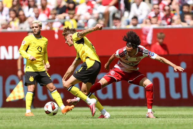 Arne Wessels (Borussia Dortmund) und Anas Slimani (Fortuna Düsseldorf) im Zweikampf waehrend des Testspiels zwischen Fortuna Düsseldorf und Borussia Dortmund, Merkur Spiel-Arena am 25. July 2026 in Düsseldorf, Deutschland. (Foto von Oliver Kaelke DeFodi Images) +++ Arne Wessels (Borussia Dortmund) und Anas Slimani (Fortuna Düsseldorf) battle for the ball during the friendly match between Fortuna Düsseldorf and Borussia Dortmund at Merkur Spiel-Arena on July 25, 2026 in Dusseldorf, Germany. (Photo by Oliver Kaelke DeFodi Images) (Photo by Oliver Kaelke DeFodi Images) - *** Arne Wessels of Borussia Dortmund and Anas Slimani of Fortuna Düsseldorf battle for the ball during the friendly match between Fortuna Düsseldorf and Borussia Dortmund at the Merkur Spiel Arena on July 25, 2026, in Düsseldorf, Germany Photo by Oliver Kaelke DeFodi Images Arne Wessels of Borussia Dortmund and Anas Slimani of Fortuna Düsseldorf battle for the ball during the friendly match between Fortuna Düsseldorf and Borussia Dortmund at Merkur Spiel Arena on July 25, 2026 in Düsseldorf, Germany Photo by Oliver Kaelke, DeFodi Images Photo by Oliver Kaelke, DeFodi Images