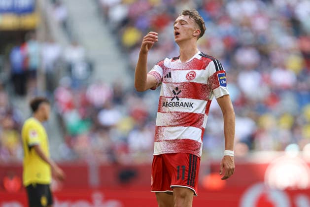 Lukas Eixler (Fortuna Düsseldorf) gestikuliert, Gestik, ist enttaeuscht waehrend des Testspiels zwischen Fortuna Düsseldorf und Borussia Dortmund, Merkur Spiel-Arena am 25. July 2026 in Düsseldorf, Deutschland. (Foto von Oliver Kaelke DeFodi Images) +++ Lukas Eixler (Fortuna Düsseldorf) gestures, looks dejected during the friendly match between Fortuna Düsseldorf and Borussia Dortmund at Merkur Spiel-Arena on July 25, 2026 in Dusseldorf, Germany. (Photo by Oliver Kaelke DeFodi Images) (Photo by Oliver Kaelke DeFodi Images) - *** Lukas Eixler of Fortuna Düsseldorf gestures and looks dejected during the friendly match between Fortuna Düsseldorf and Borussia Dortmund at the Merkur Spiel Arena on July 25, 2026, in Düsseldorf, Germany Photo by Oliver Kaelke DeFodi Images Lukas Eixler of Fortuna Düsseldorf gestures and looks dejected during the friendly match between Fortuna Düsseldorf and Borussia Dortmund at Merkur Spiel Arena on July 25, 2026 in Düsseldorf, Germany Photo by Oliver Kaelke, DeFodi Images Photo by Oliver Kaelke, DeFodi Images
