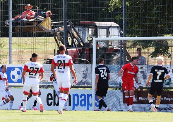 25.07.2026, Deutschland, Hollenbach, Fußball Bundesliga, Saison 2026 2027, Testspiel, Freundschaftsspiel, JAKO-Testspiel, FSV Hollenbach vs. VfB Stuttgart, Feature, Bauer schaut von der Schaufel seines Traktor das Spiel an, Tor VfB *** July 25, 2026, Germany, Hollenbach, Bundesliga, 2026–2027 season, exhibition match, friendly match, JAKO exhibition match, FSV Hollenbach vs. VfB Stuttgart, feature, farmer watches the game from the front end of his tractor, VfB goal