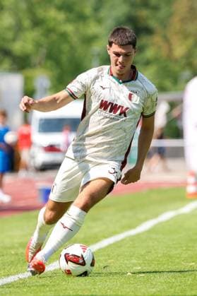 Mert Koemuer 36 (FC Augsburg), FC Augsburg vs. 1. FC Saarbruecken, Fussball, 1. Bundesliga, Testspiel, Saison 2026 27, 25.07.2026 Kaufbeuren Bayern Deutschland *** Mert Koemuer, 36, FC Augsburg; FC Augsburg vs. 1. FC Saarbrücken; Soccer; Bundesliga 1; Friendly Match; 2026–27 Season; July 25, 2026; Kaufbeuren, Bavaria, Germany Copyright: xkolbert-press ChristianxKolbertx