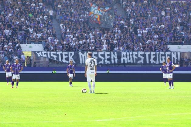 Aus Protest gegen die nicht automatische Aufstiegsregelung für die Regionalligaersten in die 3.Liga verzögerten die Teams den Spielbeginn. Fußball Regionalliga Nordost 2026 27 FC Erzgebirge Aue - VSG Altglienicke am 25.7.2026 Erzgebirge Aue - VSG Altglienicke *** In protest against the non-automatic promotion rule for Regionalliga champions to the 3. Liga, the teams delayed the start of the 2026–27 Northeast Regionalliga soccer match between FC Erzgebirge Aue and VSG Altglienicke on July 25, 2026, in ErzgebAue vs. VSG Altglienicke