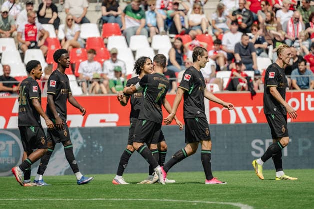 Die Gladbacher Spieler bejubeln das Tor zum 2:0 durch Wael Mohya (Borussia Moenchengladbach, 36). Rot Weiss Essen vs. Borussia Moenchenlgadbach, Fussball, Testspiel, Saison 2026 2027, 25.07.2026 DFL DFB Regulations prohibit any use of Photographs as image sequences and or Quasivideo Rot Weiss Essen vs. Borussia Moenchengladbach, Fussball, Testspiel, Saison 2026 2027, 25.07.2026 Essen *** The Gladbach players celebrate Wael Mohya s goal to make it 2–0. Borussia Mönchengladbach, 36 Rot-Weiss Essen vs. Borussia Mönchengladbach, soccer, friendly match, 2026–2027 season, July 25, 2026 DFL DFB regulations prohibit any use of photographs as image sequences and or quasi-video Rot-Weiss Essen vs. Borussia Mönchengladbach, soccer, friendly match, 2026–2027 season, July 25, 2026 Essen Copyright: xEibner-Pressefoto ThomasxHaeslerx EP_THR