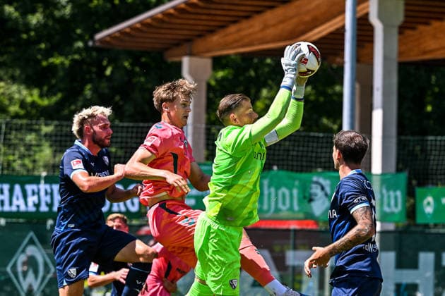 25.07.2026, AUT, Fußball, Herren, 1. Bundesliga, FSP, Saison 2026 2027, Zell am Ziller, SV Werder Bremen vs VfL Bochum Timo Horn (Bochum, 1) fängt eine Flanke ab Zell am Ziller Parkstadion Tirol Österreich *** July 25, 2026, Austria, Soccer, Men s, 1. Bundesliga, FSP, 2026–2027 season, Zell am Ziller, SV Werder Bremen vs. VfL Bochum (Timo Horn, Bochum), 1, catches a cross at Zell am Ziller Parkstadion, Tyrol, Austria Copyright: xNordphotox xHafnerx