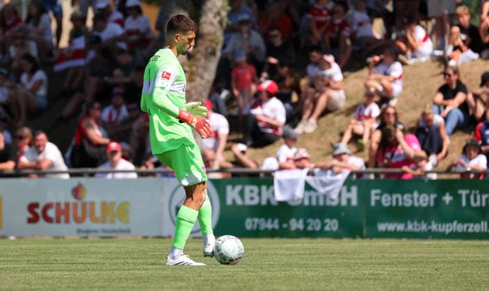 25.07.2026, Deutschland, Hollenbach, Fußball Bundesliga, Saison 2026 2027, Testspiel, Freundschaftsspiel, JAKO-Testspiel, FSV Hollenbach vs. VfB Stuttgart, Fabian Bredlow (VfB) *** July 25, 2026, Germany, Hollenbach, Bundesliga, 2026–2027 season, exhibition match, friendly match, JAKO exhibition match, FSV Hollenbach vs. VfB Stuttgart, Fabian Bredlow (VfB)