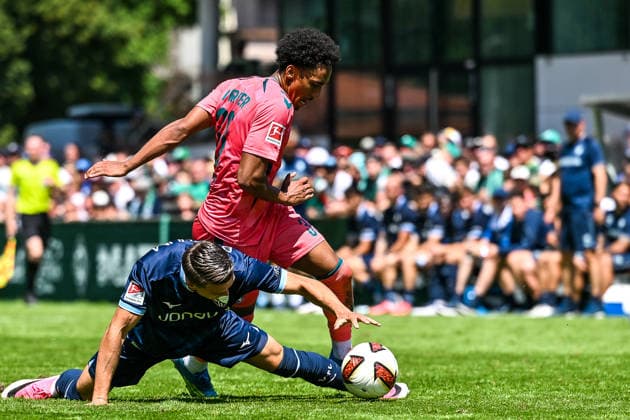 25.07.2026, AUT, Fußball, Herren, 1. Bundesliga, FSP, Saison 2026 2027, Zell am Ziller, SV Werder Bremen vs VfL Bochum verbissener Einsatz von Leon Sawas (Bochum, 42) und Paul Erevbenagie (Werder Bremen, 38) Zell am Ziller Parkstadion Tirol Österreich *** July 25, 2026, Austria, Soccer, Men s, 1st Bundesliga, FSP, 2026–2027 Season, Zell am Ziller, SV Werder Bremen vs. VfL Bochum—fierce play by Leon Sawas (Bochum, 42) and Paul Erevbenagie (Werder Bremen, 38)—Zell am Ziller Parkstadion, Tyrol, Austria Copyright: xNordphotox xHafnerx
