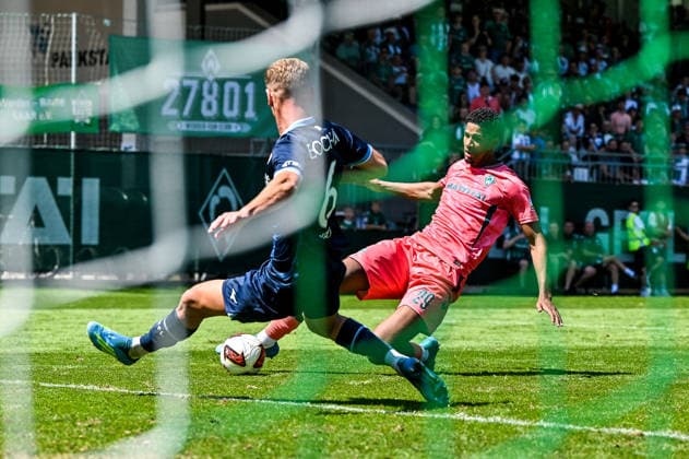 25.07.2026, AUT, Fußball, Herren, 1. Bundesliga, FSP, Saison 2026 2027, Zell am Ziller, SV Werder Bremen vs VfL Bochum Enis Cokaj (Bochum, 6) rettet im letzten Moment gegen Salim Musah (Werder Bremen, 29) Zell am Ziller Parkstadion Tirol Österreich *** July 25, 2026, Austria, Soccer, Men s, 1st Bundesliga, FSP, 2026–2027 Season, Zell am Ziller, SV Werder Bremen vs. VfL Bochum; Enis Cokaj (Bochum) makes a last-minute save against Salim Musah (Werder Bremen), 29, Zell am Ziller Parkstadion, Tyrol, Austria Copyright: xNordphotox xHafnerx