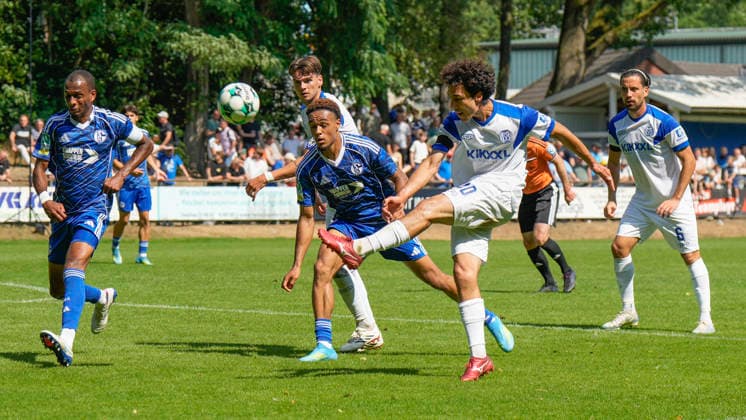 25.07.2026, Hänsch-Arena, B-Platz, Meppen, GER, 3. Liga, Testspiel: SV Meppen vs U23 Schalke 04, Schuss von Niclas Nadj (SV Meppen 40) DFL REGULATIONS PROHIBIT ANY USE OF PHOTOGRAPHS AS IMAGE SEQUENCES AND OR QUASI-VIDEO. Meppen Niedersachsen Niederlande Hänsch-Arena, B-Platz *** July 25, 2026, Hänsch Arena, Field B, Meppen, GER, 3rd Division, Friendly Match: SV Meppen vs. Schalke 04 U23, Shot by Niclas Nadj, SV Meppen 40. DFL regulations prohibit any use of photographs as image sequences and or quasi-video. Meppen, Lower Saxony, Netherlands, Hänsch Arena, Field B