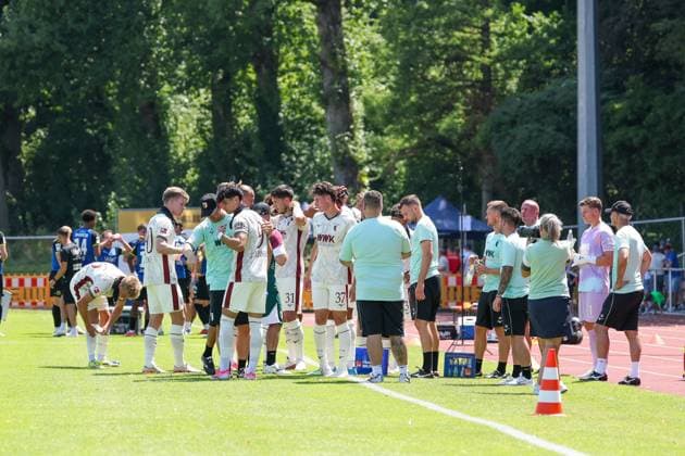 Trinkpause bei den Spielern, FC Augsburg vs. 1. FC Saarbruecken, Fussball, 1. Bundesliga, Testspiel, Saison 2026 27, 25.07.2026 Kaufbeuren Bayern Deutschland *** Water break for the players, FC Augsburg vs. 1. FC Saarbrücken, soccer, Bundesliga 1, friendly match, 2026–27 season, July 25, 2026, Kaufbeuren, Bavaria, Germany Copyright: xkolbert-press ChristianxKolbertx