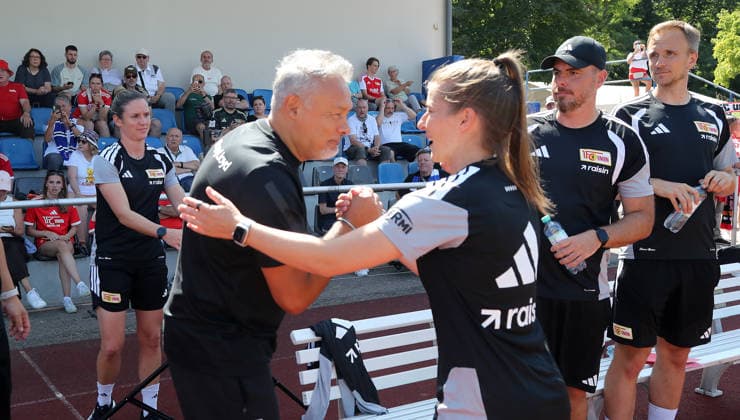 re. Trainerin Marie louise Eta begrüßt Trainer Rodolfo Cardoso Aktion Oberkörper Fußball Fussball Testspiel Bundesliga Damen Frauen Saison 2026 2027 25.07.2026 1.FC Union Berlin vs. Hamburger SV HSV DFL regulations prohibit any use of photographs as image sequences and or quasi-video *** Coach Marie Louise Eta welcomes Coach Rodolfo Cardoso; Upper Body Workout; Soccer; Friendly Match; Bundesliga; Women s Soccer; 2026–2027 Season; July 25, 2026; 1. FC Union Berlin vs. Hamburger SV (HSV); DFL regulations prohibit any use of photographs as image sequences and or quasi-video