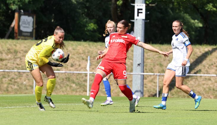 Torwart Jule Baum, Sophie Weidauer Zweikampf Spielszene Aktion Fußball Fussball Testspiel Bundesliga Damen Frauen Saison 2026 2027 25.07.2026 1.FC Union Berlin vs. Hamburger SV HSV DFL regulations prohibit any use of photographs as image sequences and or quasi-video *** Goalkeeper Jule Baum, Sophie Weidauer, tackle, game scene, action, sports, soccer, women s soccer, friendly match, Bundesliga, women s season 2026–2027, July 25, 2026, 1. FC Union Berlin vs. Hamburger SV (HSV). DFL regulations prohibit any use of photographs as image sequences and or quasi-video.