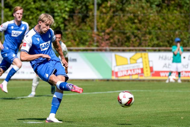 Torschütze Max Moerstedt (Hoffenheim, 9), Spieler der TSG 1899 Hoffenheim, erzielt das Tor zum 1:0, Treffer, Torerfolg, Highlight, Action, Aktion, Spielszene, 25.07.2026, Zuzenhausen (Deutschland), Fussball, Testspiel, TSG 1899 Hoffenheim - SpVgg Greuther Fürth, DFB DFL REGULATIONS PROHIBIT ANY USE OF PHOTOGRAPHS AS IMAGE SEQUENCES AND OR QUASI-VIDEO. *** Goal scorer Max Moerstedt (Hoffenheim, No. 9), a player for TSG 1899 Hoffenheim, scores the goal to make it 1–0; goal, highlight, action, play, July 25, 2026, Zuzenhausen, Germany, soccer, friendly match, TSG 1899 Hoffenheim vs. SpVgg Greuther Fürth, DFB and DFL regulations prohibit any use of photographs as image sequences and or quasi-video xozx