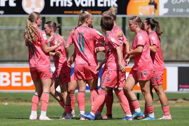 Spielerinnen des SV Werder Bremen mit Torjubel, Jubel, jubeln, jubelt, optimistisch, Spielszene, Highlight, Freude über das Tor zum 0:2, 25.07.2026, Hattemerbroek (Niederlande), Fussball, Testspiel Frauen, PEC Zwolle - SV Werder Bremen *** SV Werder Bremen players celebrating a goal, cheering, jubilant, optimistic, game scene, highlight, joy over the goal that made it 0–2, July 25, 2026, Hattemerbroek, Netherlands, soccer, women’s friendly match, PEC Zwolle vs. SV Werder Bremen xobx