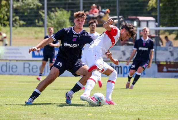 25.07.2026, Deutschland, Hollenbach, Fußball Bundesliga, Saison 2026 2027, Testspiel, Freundschaftsspiel, JAKO-Testspiel, FSV Hollenbach vs. VfB Stuttgart, v.l. Joshua Klöpfer (Holl), Yigit (VfB) *** July 25, 2026, Germany, Hollenbach, Bundesliga, 2026–2027 season, exhibition match, friendly match, JAKO exhibition match, FSV Hollenbach vs. VfB Stuttgart, from left: Joshua Klöpfer (Holl), Yigit (VfB)