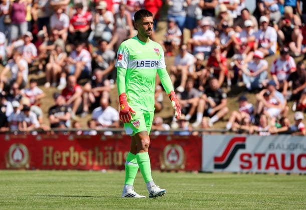 25.07.2026, Deutschland, Hollenbach, Fußball Bundesliga, Saison 2026 2027, Testspiel, Freundschaftsspiel, JAKO-Testspiel, FSV Hollenbach vs. VfB Stuttgart, Fabian Bredlow (VfB) *** July 25, 2026, Germany, Hollenbach, Bundesliga, 2026–2027 season, exhibition match, friendly match, JAKO exhibition match, FSV Hollenbach vs. VfB Stuttgart, Fabian Bredlow (VfB)