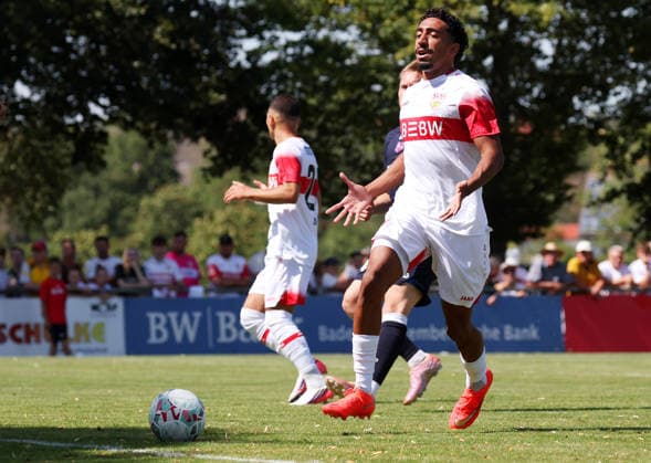 25.07.2026, Deutschland, Hollenbach, Fußball Bundesliga, Saison 2026 2027, Testspiel, Freundschaftsspiel, JAKO-Testspiel, FSV Hollenbach vs. VfB Stuttgart, Tiago Tomas (VfB) *** July 25, 2026, Germany, Hollenbach, Bundesliga, 2026–2027 season, exhibition match, friendly match, JAKO exhibition match, FSV Hollenbach vs. VfB Stuttgart, Tiago Tomas (VfB)