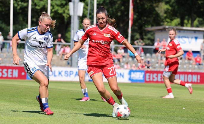 Svea Stoldt, Leela Egli am Ball Zweikampf Spielszene Aktion Fußball Fussball Testspiel Bundesliga Damen Frauen Saison 2026 2027 25.07.2026 1.FC Union Berlin vs. Hamburger SV HSV DFL regulations prohibit any use of photographs as image sequences and or quasi-video *** Svea Stoldt, Leela Egli on the ball, tackle, game scene, action, sports, soccer, women s soccer, friendly match, Bundesliga, women s season 2026–2027, July 25, 2026, 1. FC Union Berlin vs. Hamburger SV (HSV). DFL regulations prohibit any use of photographs as image sequences and or quasi-video.