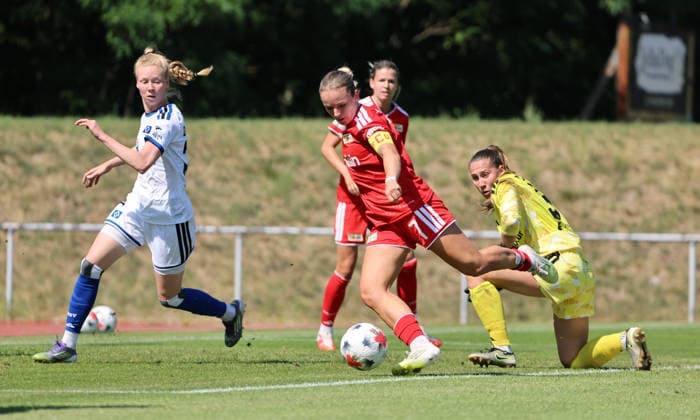 Jaqueline Dönges, Lisa Heiseler am Ball, Torwart Jule Baum Zweikampf Spielszene Aktion Fußball Fussball Testspiel Bundesliga Damen Frauen Saison 2026 2027 25.07.2026 1.FC Union Berlin vs. Hamburger SV HSV DFL regulations prohibit any use of photographs as image sequences and or quasi-video *** Jaqueline Dönges, Lisa Heiseler with the ball, Goalkeeper Jule Baum, tackle, game scene, action, sports, soccer, women’s soccer, friendly match, Bundesliga, women’s season 2026–2027, July 25, 2026, 1. FC Union Berlin vs. Hamburger SV (HSV). DFL regulations prohibit any use of photographs as image sequences and or quasi-video.