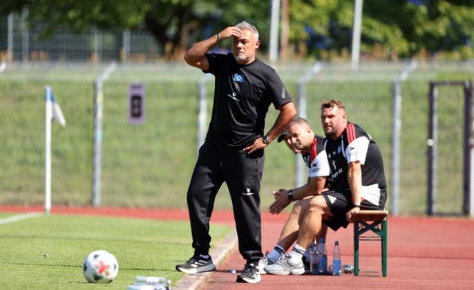 Trainer Rodolfo Cardoso nachdenklich Einzelbild Freisteller Aktion Fußball Fussball Testspiel Bundesliga Damen Frauen Saison 2026 2027 25.07.2026 1.FC Union Berlin vs. Hamburger SV HSV DFL regulations prohibit any use of photographs as image sequences and or quasi-video *** Coach Rodolfo Cardoso looking pensive; single frame; cutout; action; sports; soccer; friendly match; Bundesliga; women s; 2026–2027 season; July 25, 2026; 1. FC Union Berlin vs. Hamburger SV (HSV); DFL regulations prohibit any use of photographs as image sequences and or quasi-video