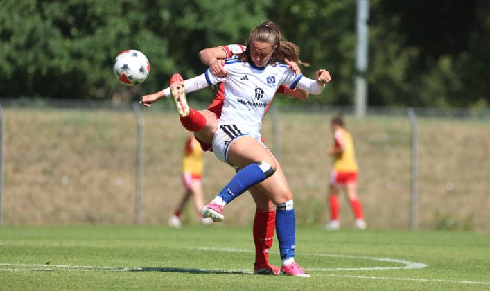 Camilla Linberg im Zweikampf mit Samantha Steuerwald Aktion Spielszene Fußball Fussball Testspiel Bundesliga Damen Frauen Saison 2026 2027 25.07.2026 1.FC Union Berlin vs. Hamburger SV HSV DFL regulations prohibit any use of photographs as image sequences and or quasi-video *** Camilla Linberg in a one-on-one with Samantha Steuerwald Action Game Scene Sports Soccer Women s Soccer Friendly Match Bundesliga Women s Season 2026–2027 July 25, 2026 1. FC Union Berlin vs. Hamburger SV (HSV) DFL regulations prohibit any use of photographs as image sequences and or quasi-video