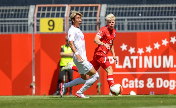 GER, Mainz, FSV Mainz 05 vs Holstein Kiel, Vorbereitung, Fussball, DFB, Spielzeit 2026 2027, Bruchwegstadion auf dem Wolfgang Frank Campus, Testspiel im Bild v.l.: Hiroki Sekine (Holstein Kiel 32), Otto Ruoppi (FSV Mainz 05 20) DFB DFL REGULATIONS PROHIBIT ANY USE OF PHOTOGRAPHS AS IMAGE SEQUENCES AND OR QUASI-VIDEO, 25.07.2026 *** GER, Mainz, FSV Mainz 05 vs. Holstein Kiel, Preseason, Soccer, DFB, 2026–2027 Season, Bruchwegstadion on the Wolfgang Frank Campus, Friendly Match: Pictured from left: Hiroki Sekine (Holstein Kiel, 32), Otto Ruoppi, FSV Mainz 05, 20. DFB and DFL regulations prohibit any use of photographs as image sequences and or quasi-video, July 25, 2026 Copyright: HMBxMedia HendrikxHamelau