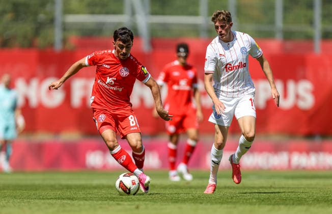 GER, Mainz, FSV Mainz 05 vs Holstein Kiel, Vorbereitung, Fussball, DFB, Spielzeit 2026 2027, Bruchwegstadion auf dem Wolfgang Frank Campus, Testspiel im Bild v.l.: Paul Nebel (FSV Mainz 05 8), Alexander Bernhardsson (Holstein Kiel 11) DFB DFL REGULATIONS PROHIBIT ANY USE OF PHOTOGRAPHS AS IMAGE SEQUENCES AND OR QUASI-VIDEO, 25.07.2026 *** GER, Mainz, FSV Mainz 05 vs. Holstein Kiel, Preseason, Soccer, DFB, 2026–2027 Season, Bruchwegstadion on the Wolfgang Frank Campus, Friendly Match: Pictured from left, Paul Nebel (FSV Mainz 05) 8, Alexander Bernhardsson, Holstein Kiel 11. DFB and DFL regulations prohibit any use of photographs as image sequences and or quasi-video. July 25, 2026 Copyright: HMBxMedia HendrikxHamelau