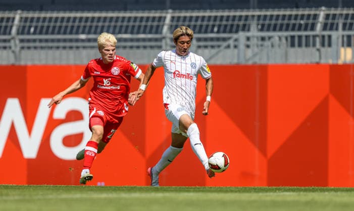 GER, Mainz, FSV Mainz 05 vs Holstein Kiel, Vorbereitung, Fussball, DFB, Spielzeit 2026 2027, Bruchwegstadion auf dem Wolfgang Frank Campus, Testspiel im Bild v.l.: Otto Ruoppi (FSV Mainz 05 20), Hiroki Sekine (Holstein Kiel 32) DFB DFL REGULATIONS PROHIBIT ANY USE OF PHOTOGRAPHS AS IMAGE SEQUENCES AND OR QUASI-VIDEO, 25.07.2026 *** GER, Mainz, FSV Mainz 05 vs. Holstein Kiel, Preseason, Soccer, DFB, 2026–2027 Season, Bruchwegstadion on the Wolfgang Frank Campus, Friendly Match: Pictured from left: Otto Ruoppi, FSV Mainz 05 20, Hiroki Sekine, Holstein Kiel 32. DFB and DFL regulations prohibit any use of photographs as image sequences and or quasi-video. July 25, 2026 Copyright: HMBxMedia HendrikxHamelau