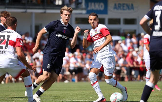 25.07.2026, Deutschland, Hollenbach, Fußball Bundesliga, Saison 2026 2027, Testspiel, Freundschaftsspiel, JAKO-Testspiel, FSV Hollenbach vs. VfB Stuttgart, v.l. Jonas Limbach (Holl), Badredine Bouanani (VfB) *** July 25, 2026, Germany, Hollenbach, Bundesliga, 2026–2027 season, exhibition match, friendly match, JAKO exhibition match, FSV Hollenbach vs. VfB Stuttgart, from left: Jonas Limbach (Holl), Badredine Bouanani (VfB)