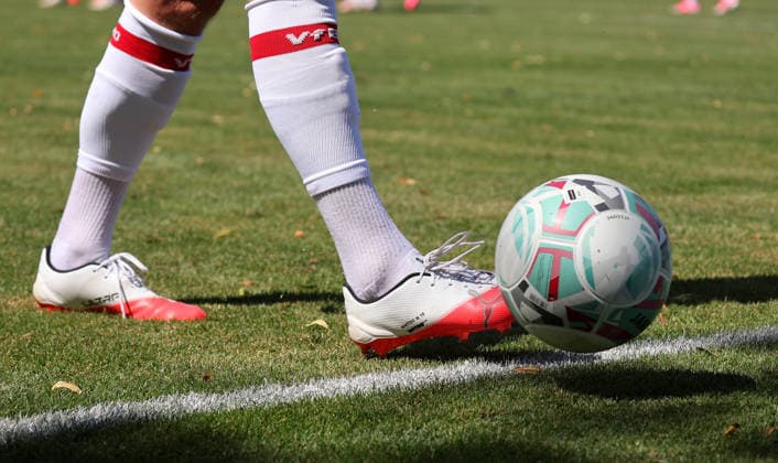 25.07.2026, Deutschland, Hollenbach, Fußball Bundesliga, Saison 2026 2027, Testspiel, Freundschaftsspiel, JAKO-Testspiel, FSV Hollenbach vs. VfB Stuttgart, Ball, Beine, Schuhe (VfB) *** July 25, 2026, Germany, Hollenbach, Bundesliga, 2026–2027 season, exhibition match, friendly match, JAKO exhibition match, FSV Hollenbach vs. VfB Stuttgart, ball, legs, VfB cleats