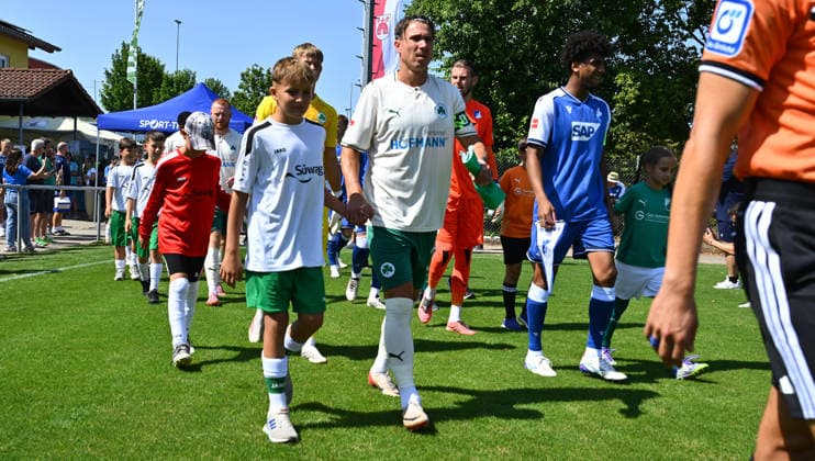 25.07.2026 - Fussball - Saison 2026 2027 - Testspiel Freundschaftsspiel Vorbereitungsspiel - TSG 1899 Hoffenheim - SpVgg Greuther Fürth ( Kleeblatt ) - - Sportfoto Zink - xwoxzix - regulations prohibit any use of photographs as image sequences and or quasi-video - only for editorial use - Felix Klaus (30, SpVgg Greuther Fürth ) und Mannschaft Team läuft ein *** July 25, 2026 Soccer Season 2026–2027 Exhibition Match Friendly Match Preseason Match TSG 1899 Hoffenheim SpVgg Greuther Fürth Kleeblatt Sports Photo Zink xwoxzix Regulations prohibit any use of photographs as image sequences and or quasi-video For editorial use only. Felix Klaus, 30, SpVgg Greuther Fürth and the team are running onto the field