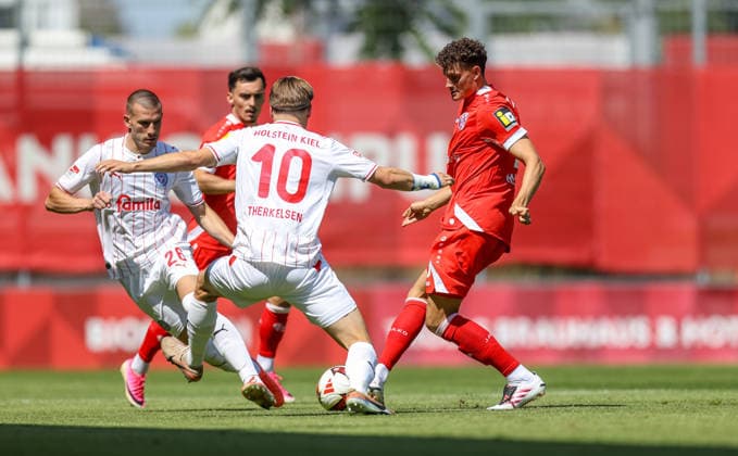 GER, Mainz, FSV Mainz 05 vs Holstein Kiel, Vorbereitung, Fussball, DFB, Spielzeit 2026 2027, Bruchwegstadion auf dem Wolfgang Frank Campus, Testspiel im Bild v.l.: Jonas Therkelsen (Holstein Kiel 10), Eric Martel (FSV Mainz 05 5) DFB DFL REGULATIONS PROHIBIT ANY USE OF PHOTOGRAPHS AS IMAGE SEQUENCES AND OR QUASI-VIDEO, 25.07.2026 *** GER, Mainz, FSV Mainz 05 vs. Holstein Kiel, Preseason, Soccer, DFB, 2026–2027 Season, Bruchwegstadion on the Wolfgang Frank Campus, Friendly Match: Pictured from left: Jonas Therkelsen, Holstein Kiel 10, Eric Martel, FSV Mainz 05 5. DFB and DFL regulations prohibit any use of photographs as image sequences and or quasi-video. July 25, 2026 Copyright: HMBxMedia HendrikxHamelau