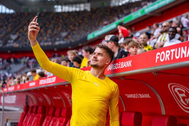 Testspiel, Bundesliga, Fortuna Düsseldorf vs. Borussia Dortmund, 25.07.2026 in der Merkur Arena Nimmt sich Zeit für die Fans und für ein Selfie, Alexander Meyer *** Friendly Match, Bundesliga, Fortuna Düsseldorf vs. Borussia Dortmund, July 25, 2026, at the Merkur Arena. Alexander Meyer takes time for the fans and for a selfie. Copyright: xBahhoxKarax