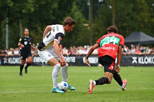 25.07.2026, NED, Fußball, Herren, Testspiel, Saison 2026 2027, Weurt, NEC Nijmegen vs. SV 07 Elversberg Luca Schnellbacher ( SV Elversberg 24 ), Deveron Fonville ( NEC Nijmegen 24 ) Weurt Sportpark De Kamp Gelderland Niederlande *** July 25, 2026, NED, Soccer, Men s, Friendly, 2026–2027 Season, Weurt, NEC Nijmegen vs. SV 07 Elversberg Luca Schnellbacher SV Elversberg 24, Deveron Fonville NEC Nijmegen 24 Weurt Sportpark De Kamp Gelderland Netherlands Copyright: xNordphotox xSMx