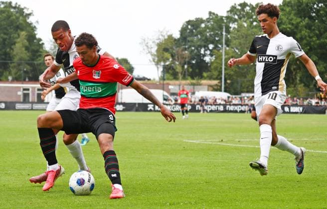 25.07.2026, NED, Fußball, Herren, Testspiel, Saison 2026 2027, Weurt, NEC Nijmegen vs. SV 07 Elversberg Jan Gyamerah ( SV Elversberg 30 ) und Noah Darvich ( SV Elversberg 10 ), Deveron Fonville ( NEC Nijmegen 24 ) Weurt Sportpark De Kamp Gelderland Niederlande *** July 25, 2026, Netherlands, Soccer, Men s, Friendly, 2026–2027 Season, Weurt, NEC Nijmegen vs. SV 07 Elversberg (Jan Gyamerah, SV Elversberg 30, and Noah Darvich, SV Elversberg 10), Deveron Fonville (NEC Nijmegen 24), Weurt Sportpark De Kamp, Gelderland, Netherlands Copyright: xNordphotox xSMx