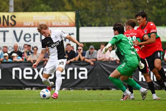 25.07.2026, NED, Fußball, Herren, Testspiel, Saison 2026 2027, Weurt, NEC Nijmegen vs. SV 07 Elversberg Gonzalo Crettaz ( NEC Nijmegen 1 ) und Kodai Sano ( NEC Nijmegen 23 ), Cole Campbell ( SV Elversberg 39 ), Großchance Elversberg an den Pfosten Weurt Sportpark De Kamp Gelderland Niederlande *** July 25, 2026, Netherlands, Soccer, Men s, Friendly, 2026–2027 Season, Weurt, NEC Nijmegen vs. SV 07 Elversberg; Gonzalo Crettaz (NEC Nijmegen 1) and Kodai Sano (NEC Nijmegen 23), Cole Campbell (SV Elversberg 39); Elversberg hits the post on a great scoring chance; Weurt Sportpark De Kamp, Gelderland, Netherlands Copyright: xNordphotox xSMx