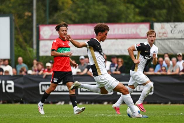 25.07.2026, NED, Fußball, Herren, Testspiel, Saison 2026 2027, Weurt, NEC Nijmegen vs. SV 07 Elversberg Torschuss Noah Darvich ( SV Elversberg 10 ) Weurt Sportpark De Kamp Gelderland Niederlande *** July 25, 2026, NED, Soccer, Men s, Friendly, 2026–2027 Season, Weurt, NEC Nijmegen vs. SV 07 Elversberg; Noah Darvich (SV Elversberg) takes a shot; Weurt Sportpark De Kamp, Gelderland, Netherlands Copyright: xNordphotox xSMx