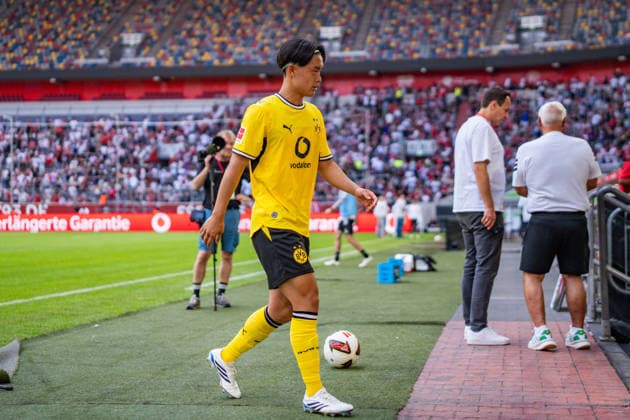 Testspiel, Bundesliga, Fortuna Düsseldorf vs. Borussia Dortmund, 25.07.2026 in der Merkur Arena Takato Yamamoto nach dem Auslaufen auf dem Weg zur Kabine *** Exhibition Match, Bundesliga, Fortuna Düsseldorf vs. Borussia Dortmund, July 25, 2026, at the Merkur Arena. Takato Yamamoto on his way to the locker room after the warm-up. Copyright: xBahhoxKarax
