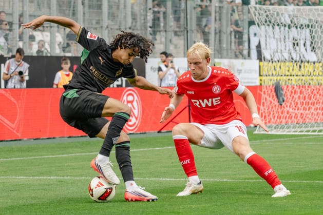 Zweikampf zwischen Wael Mohya (Borussia Moenchengladbach, 36) und Ben Huening (Rot-Weiss Essen, 15). Rot Weiss Essen vs. Borussia Moenchenlgadbach, Fussball, Testspiel, Saison 2026 2027, 25.07.2026 DFL DFB Regulations prohibit any use of Photographs as image sequences and or Quasivideo Rot Weiss Essen vs. Borussia Moenchengladbach, Fussball, Testspiel, Saison 2026 2027, 25.07.2026 Essen *** Tackle between Wael Mohya of Borussia Mönchengladbach, 36, and Ben Huening of Rot-Weiss Essen, 15; Rot-Weiss Essen vs. Borussia Mönchengladbach, soccer, friendly match, 2026–2027 season, July 25, 2026 DFL and DFB regulations prohibit any use of photographs as image sequences and or quasi-video Rot-Weiss Essen vs. Borussia Mönchengladbach, soccer, friendly match, 2026–2027 season, July 25, 2026 Essen Copyright: xEibner-Pressefoto ThomasxHaeslerx EP_THR