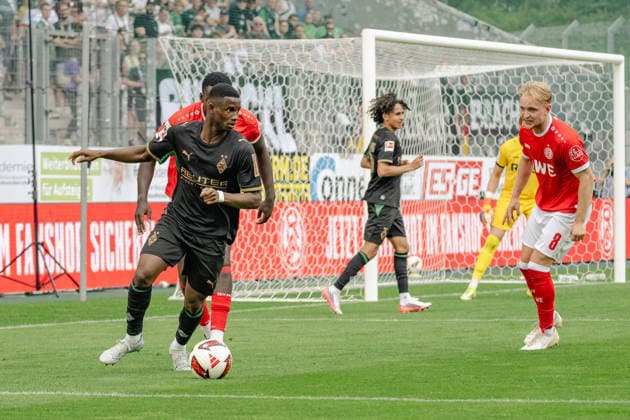 Zweikampf zwischen James Gnagnon (Rot-Weiss Essen, 36) und Iaia Manco Danfa (Borussia Moenchengladbach, 39). Rot Weiss Essen vs. Borussia Moenchenlgadbach, Fussball, Testspiel, Saison 2026 2027, 25.07.2026 DFL DFB Regulations prohibit any use of Photographs as image sequences and or Quasivideo Rot Weiss Essen vs. Borussia Moenchengladbach, Fussball, Testspiel, Saison 2026 2027, 25.07.2026 Essen *** Tackle between James Gnagnon (Rot-Weiss Essen, 36) and Iaia Manco Danfa (Borussia Mönchengladbach, 39) – Rot-Weiss Essen vs. Borussia Mönchengladbach, soccer, friendly match, 2026–2027 season, July 25, 2026 DFL and DFB regulations prohibit any use of photographs as image sequences and or quasi-video Rot-Weiss Essen vs. Borussia Mönchengladbach, soccer, friendly match, 2026–2027 season, July 25, 2026 Essen Copyright: xEibner-Pressefoto ThomasxHaeslerx EP_THR